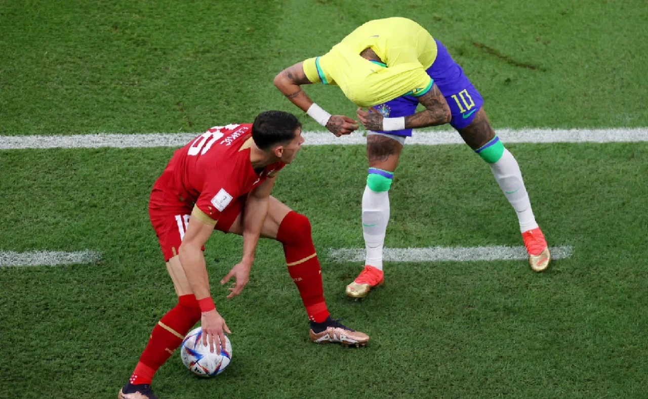 内马尔回归赛场，连败首场状态亮眼，塞尔维亚队观众沸腾！